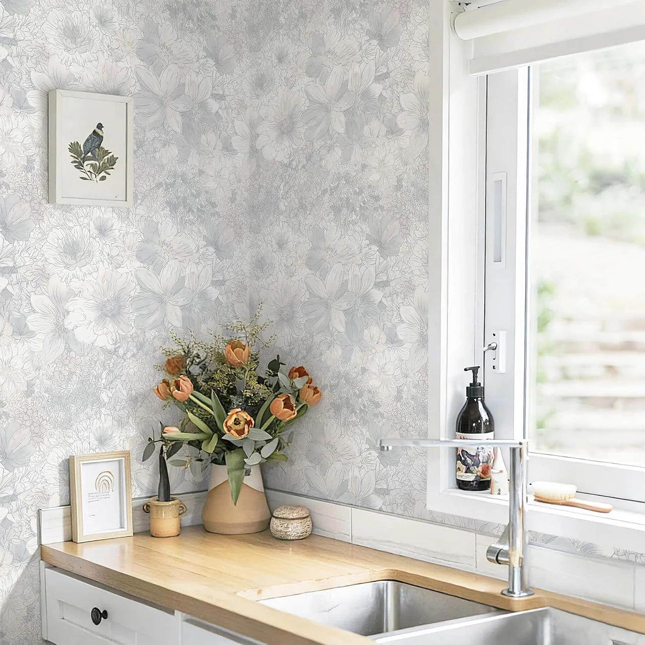 Heroad Grey and Pink Vintage Floral peel and stick wallpaper in a room