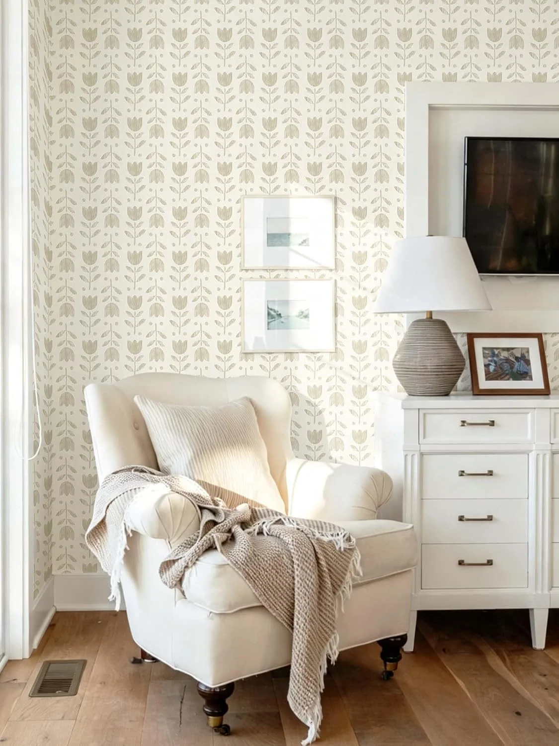 Heroad Neutral Floral peel and stick wallpaper in a room