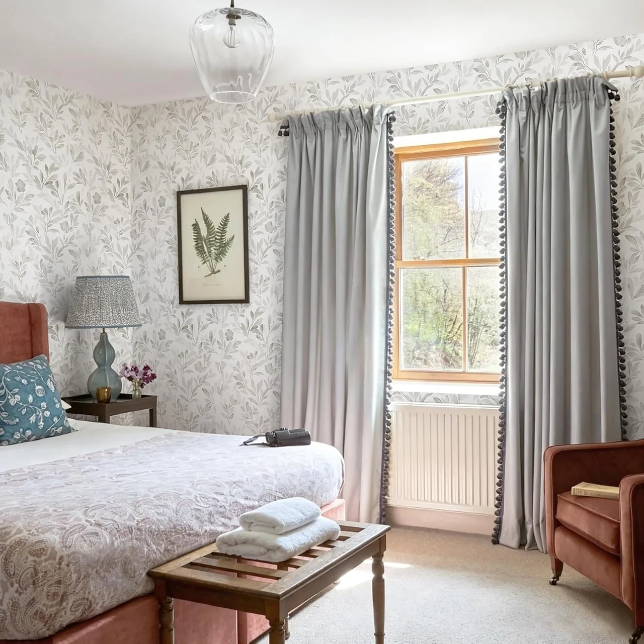 Heroad Grey Modern Leaf peel and stick wallpaper in a room