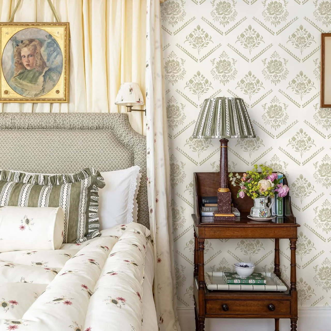 Heroad Neutral Vintage Floral peel and stick wallpaper in a room