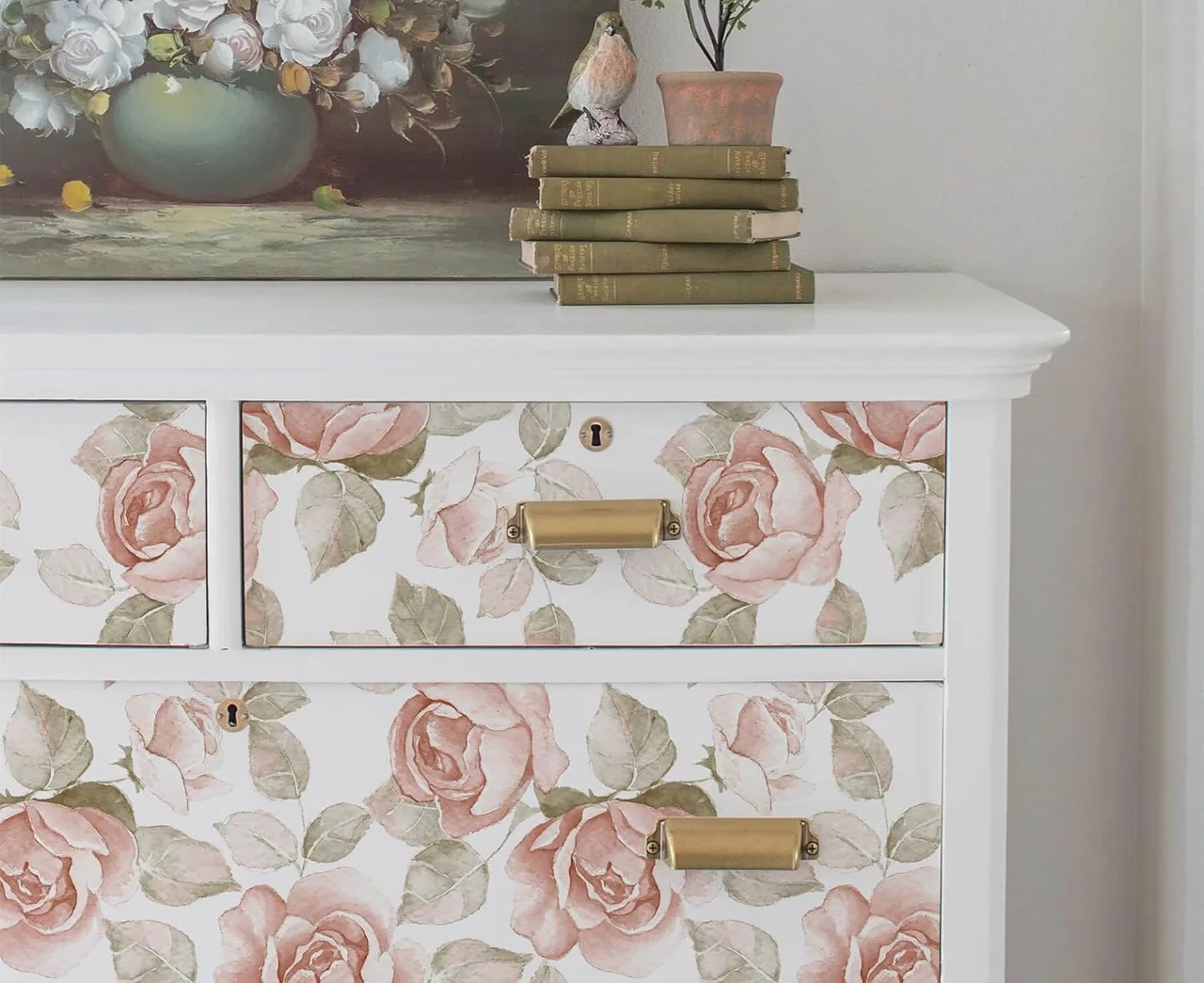 Heroad Blush Rose Vintage Floral peel and stick wallpaper in a room