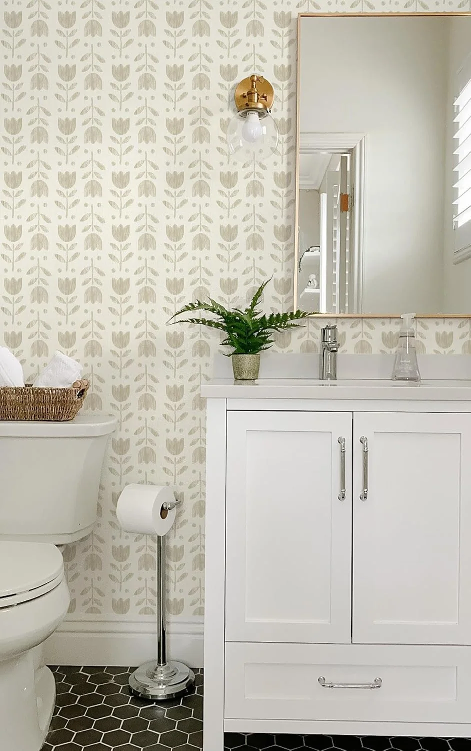 Heroad Beige Tulip peel and stick wallpaper in a room