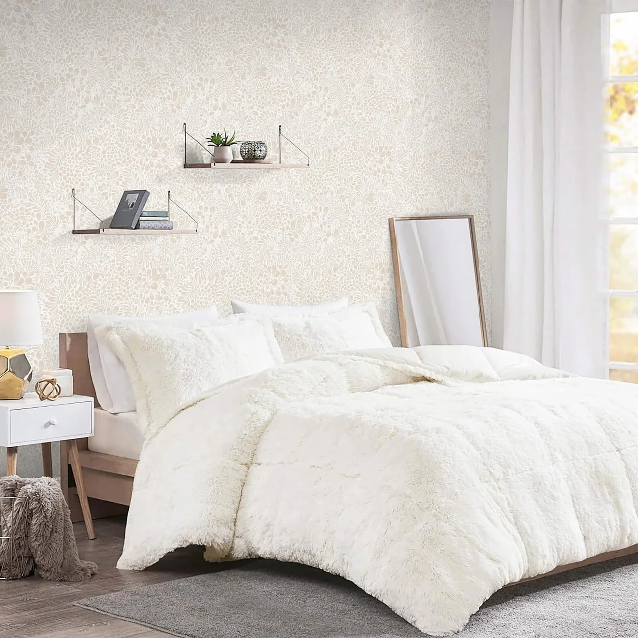Heroad Cream Paisley peel and stick wallpaper in a room