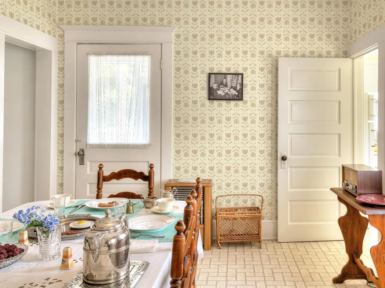Heroad Brown Boho Floral peel and stick wallpaper in a room