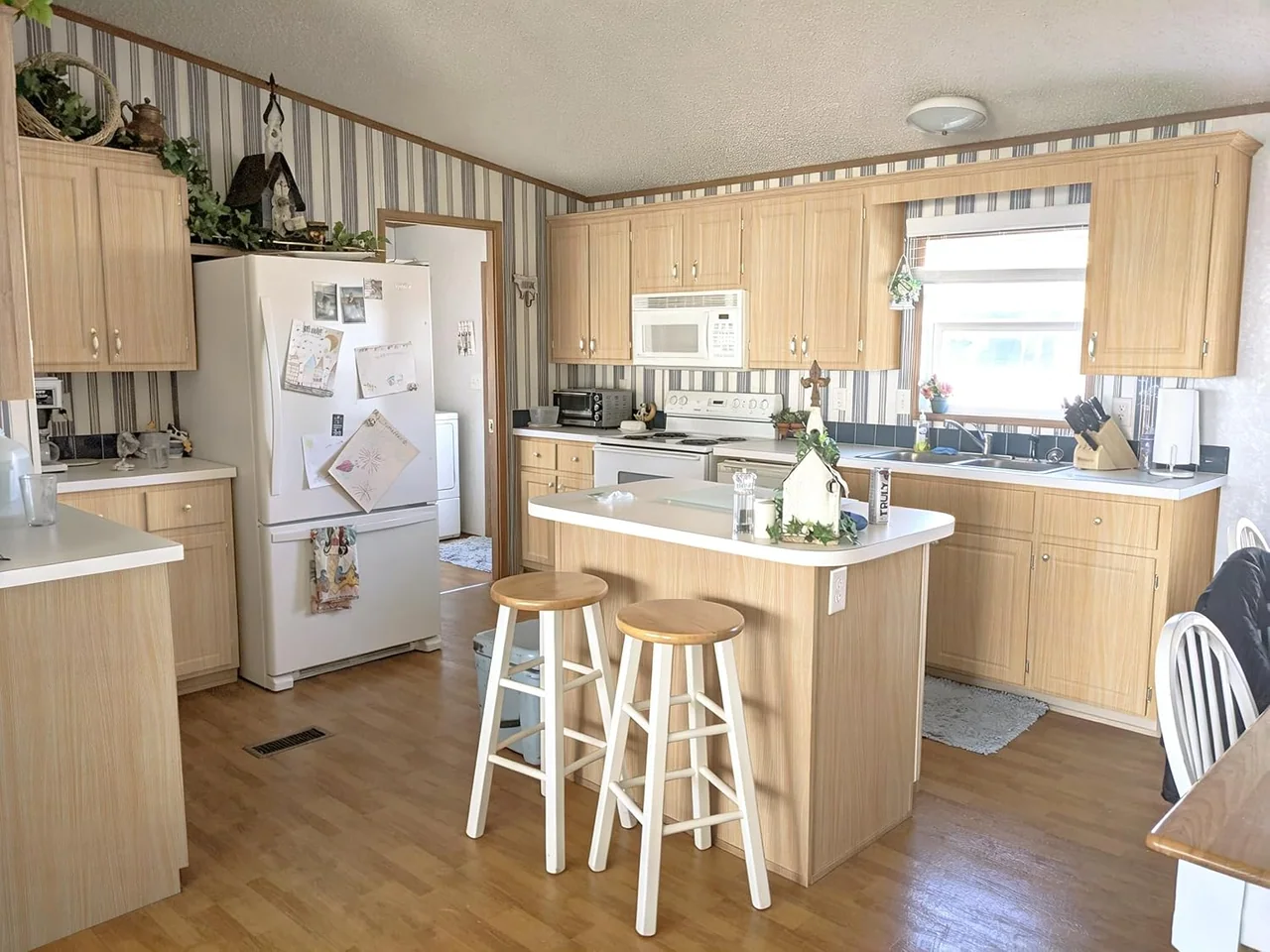 Heroad Modern Wood peel and stick wallpaper in a room